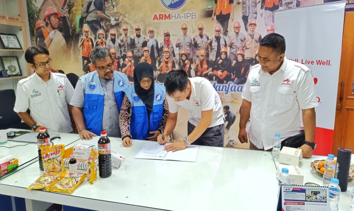 PT Ajinomoto Indonesia menyerahkan bantuan melalui Aksi Relawan Mandiri Himpunan Alumni IPB (ARM HA-IPB) untuk disalurkan kepada para penyintas bencana di Sukabumi.