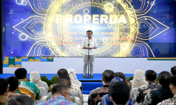 Foto: Pj. Gubernur Jawa Barat Bey Machmudin Menghadiri dan Membuka Acara Pembagian/Penyerahan Sertifikat PROPERDA 2023-2024 di Aula DLH Jawa Barat, Kamis (16/1/2025).