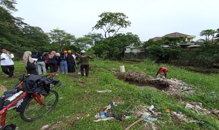 Masyarakat sedang melakukan pengumpulan sampah untuk diaudit (egi/Pangannews.id)