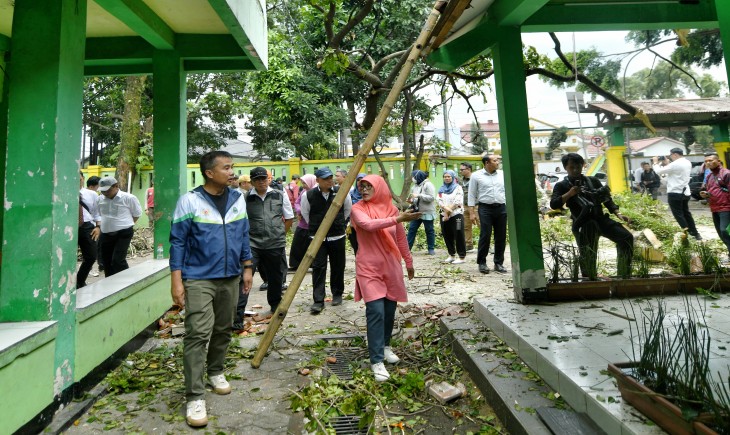 Foto: Penjabat Gubernur Jawa Barat Bey Machmudin meninjau SD Negeri Baros Mandiri 4, Kota Cimahi, Minggu (10/11/2024).