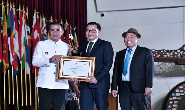 Penjabat Gubernur Jawa Barat Bey Machmudin menghadiri Anugerah Keterbukaan Informasi Publik di Gedung Merdeka, Kota Bandung, Kamis (14/11/2024).(Foto: Biro Adpim Jabar)