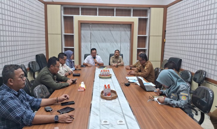Rapat koordinasi bersama Kepala Dinas Pertanian dan Ketahanan Pangan (PKP) dan jajarannya serta Penanggung Jawab PAT Kabupaten/Kota di Kantor Dinas PKP Provinsi Kalsel, (23/07/2024). (Foto: Dok. Kementan)