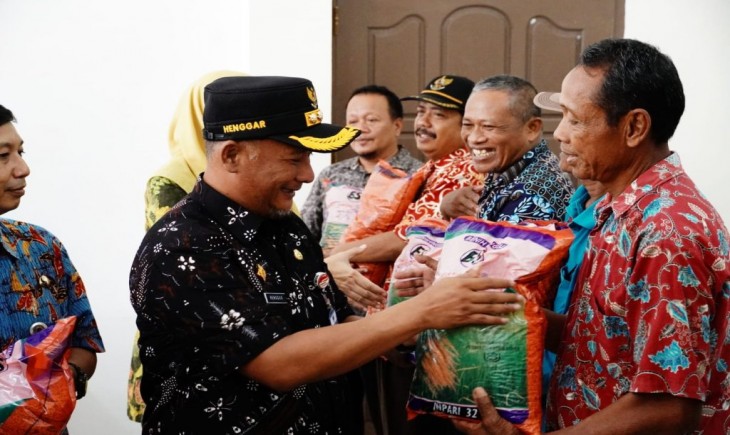Pj Bupati Pati Henggar Budi Anggoro saat memberikan bantuan beras kepada warganya (Pemkab Pati)