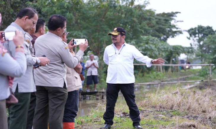 Foto : Mentan SYL kembali memantau salah satu daerah yang terparah terdampak banjir di Desa Ciptamargi Kec. Cilebar Kab. Karawang, Jawa Barat. 