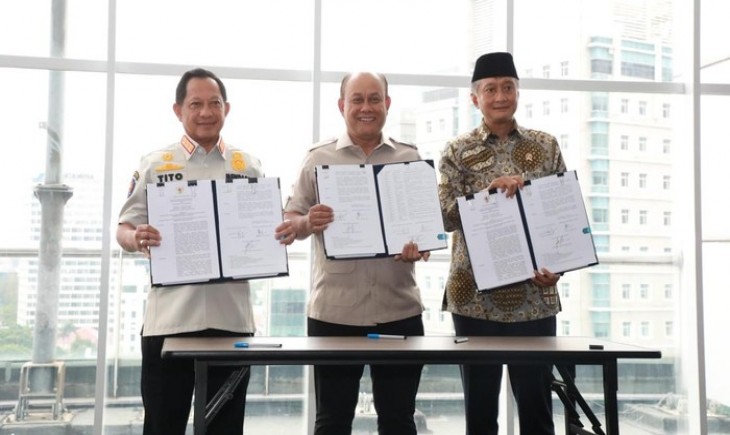 Penandatanganan SKB oleh Menteri Dalam Negeri Muhammad Tito Karnavian, Menteri Pekerjaan Umum Dody Hanggodo, dan Kepala Badan Gizi Nasional (BGN) Dadan Hindayana di Kantor BGN, Jakarta, Kamis (18/9/2025). (Foto : Kemendagri)