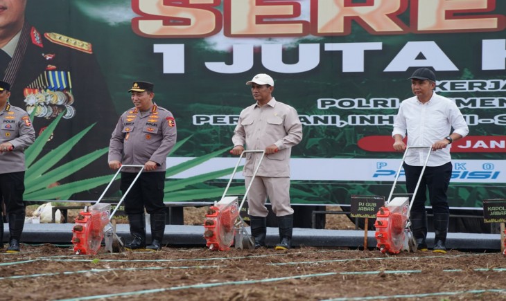 Mentan Amran dan Kapolri Sigit Tanam Jagung Serentak 1 Juta Hektar di 19 Provinsi. (Foto: Dok. Kementan)