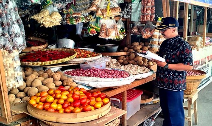 Harga pangan di tingkat eceran: cabai, beras, hingga minyak goreng. (Foto: Pemkot Kediri)