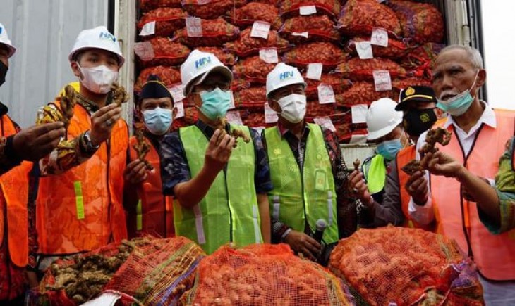 Foto : Pemusnahan Jahe Impor Yang Tidak Memenuhi Persyaratan Karantina Pertanian.