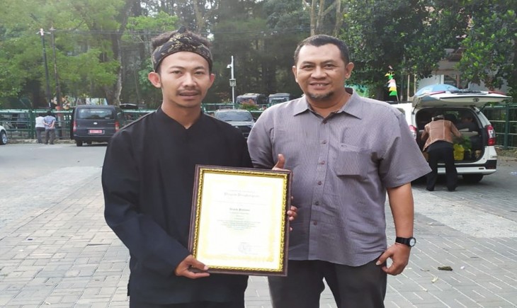 petani milenial dari Kabupaten Majalengka, Jawa Barat, Teguh Pratama diganjar penghargaan. (Radar Cirebon)