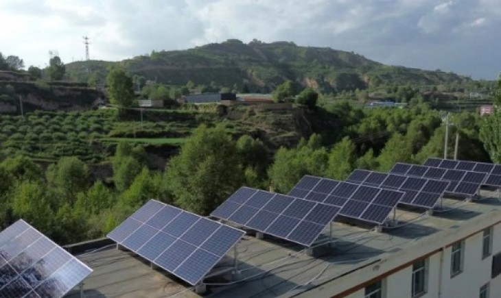 Panel surya di atap rumah terlihat di Kabupaten Otonom Huzhu Tu, Provinsi Qinghai, China barat laut, pada 8 Agustus 2025. (Foto: ANTARA/Xinhua)