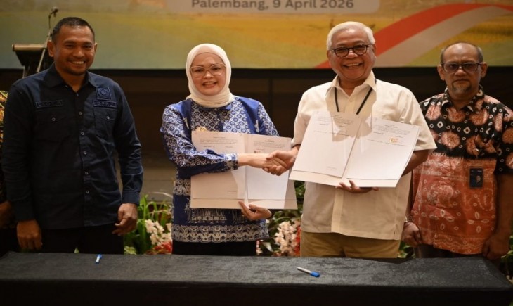 Penandatanganan dokumen hibah oleh Wakil Bupati Banyuasin, Netta Indian, di Ballroom Aryaduta Palembang, Kamis (9/4/2026). (Foto: Pemkab Banyuasin)