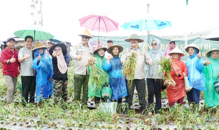 Foto : Irjen Kementan, Jan Maringka saat meninjau kondisi bawang di Kecamatan Kledung, Kabupaten Temanggung, Jawa Tengah.