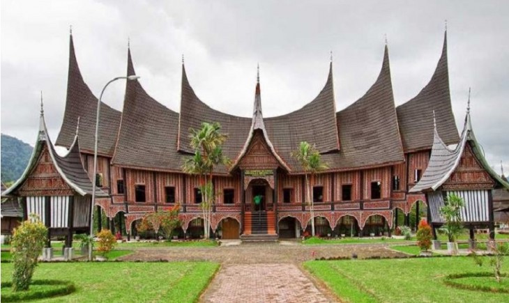Rumah Gadang. (Sumber Foto : iNews.id)