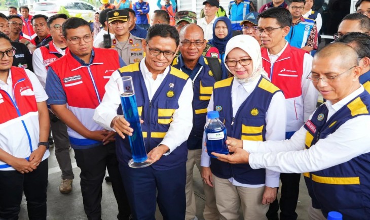 Wakil Menteri ESDM Yuliot didampingi Kepala BPH Migas Erika Retnowati melakukan pemantauan langsung kesiapan pasokan, kualitas, dan volume BBM, LPG, serta kelistrikan di Cirebon, Provinsi Jawa Barat, Jumat (28/3/2025).(Foto : website BPH Migas)