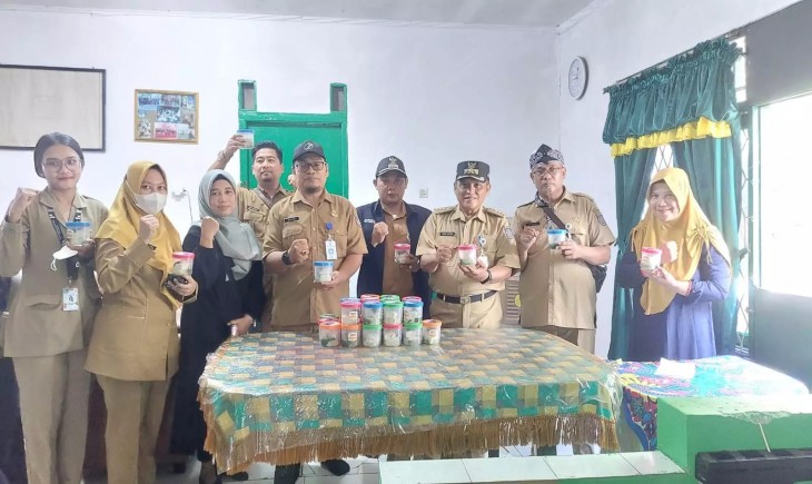 Lurah Ratujaya, didampingi oleh Camat Cipayung dan jajaran kelurahan, melakukan kunjungan ke tempat pembuatan makanan tambahan lokal untuk balita stunting (Diskominfo Depok)