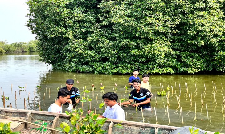 Penanaman pohon yang di laksanakan dalam kegiatan festival desa Cinta Lingkungan (Diskominfo Kab. Bekasi)