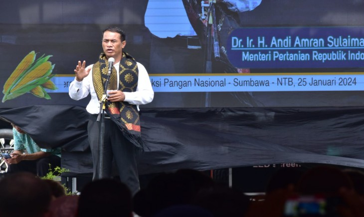 Mentan Amran pada kegiatan pembinaan penyuluh di halaman Kantor Bupati Sumbawa Besar, Kamis (25/1/2024). (Foto: Dok. Kementan)