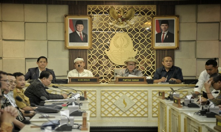 Foto: Gubernur Jabar, Dedi Mulyadi menghadiri Rapat Kerja Badan Anggaran DPRD Jabar bersama TAPD Prov. Jabar di Ruang Rapat Badan Anggaran DPRD Provinsi Jabar, Bandung, (3/2/2024). (Dok. Humas Jabar)