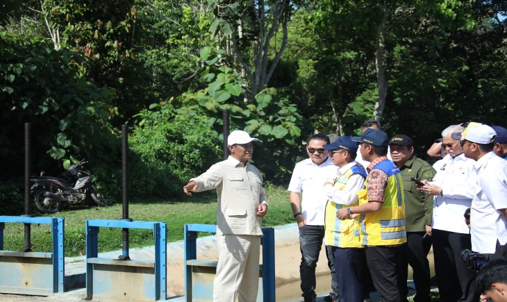 Mentan Amran saat melakukan peninjauan di Bendungan Ameroro, Kecamatan Uepai, Kabupaten Konawe pada Jumat (27/12/2024). (Foto: dok. Kementan)