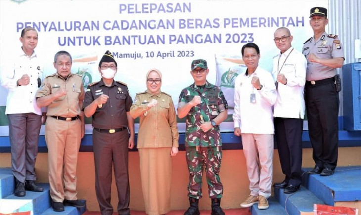 Forkopimda Mamuju bersama Bapanas dalam penyaluran beras CPP. (Pemkab Mamuju)