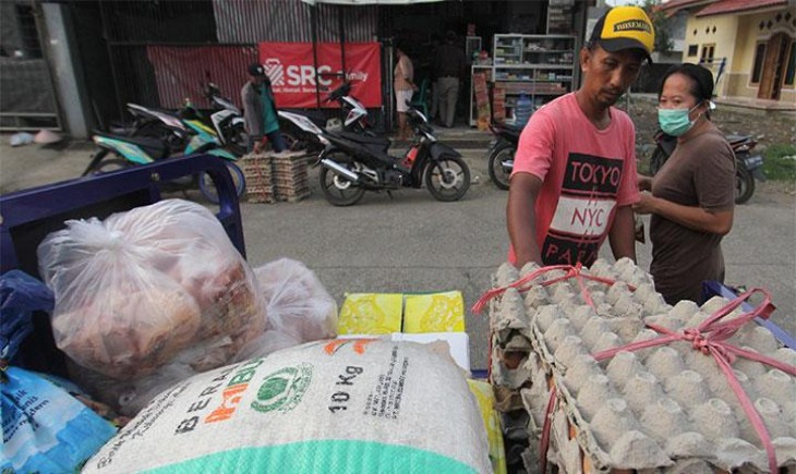 Pengurus RT mengumpulkan sembako Bantuan Pangan Non Tunai (BSNT) untuk dibagikan ke penerima manfaat di desa Pabean udik, Indramayu, Jawa Barat, Selasa, 13 Juli 2021. (ANTARA/Dedhez Anggara)