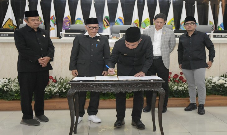 Foto: Pj Gubernur Jawa Barat Bey Machmudin menghadiri Rapat Paripurna DPRD di Ruang Rapat Paripurna DPRD Jawa Barat, Kota Bandung, Jumat (27/12/2024).