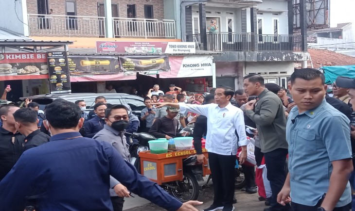 Presiden Jokowi saat mengecek ketersedian pangan di Pasar Parungpung, Kecamatan Gunung Putri (egi/PanganNews.id)
