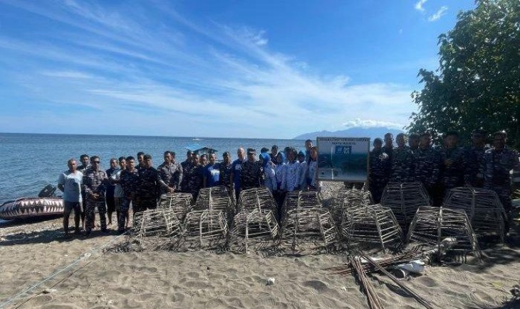 Kegiatan penanaman 1.200 bibit karang di Teluk Maumere Kabupaten Sikka Provinsi Nusa Tenggara Timur. (Foto : Ararat Coral Gardener).
