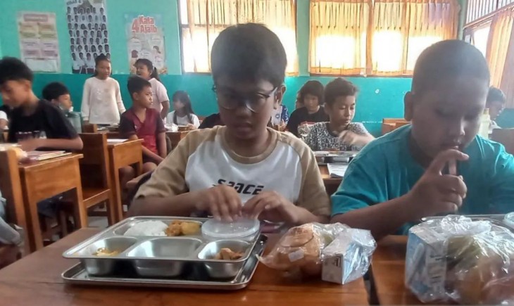 Sejumlah siswa SD di Kecamatan Kota, Kabupaten Kudus, Jawa Tengah, tengah menyantap menu Makan Bergizi Gratis (MBG). (Foto: ANTARA)