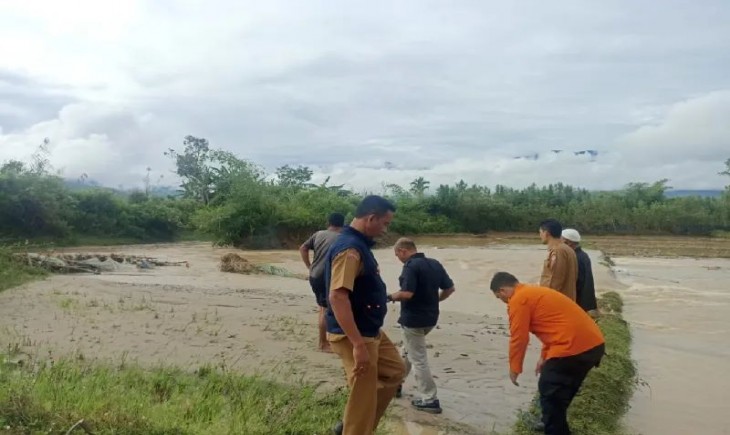 Tim BPBD Gayo Lues saat meninjau lahan pertanian warga yang terendam banjir, di Gayo Lues, Selasa (18/11/2025). (Foto : ANTARA/HO/BPBA)