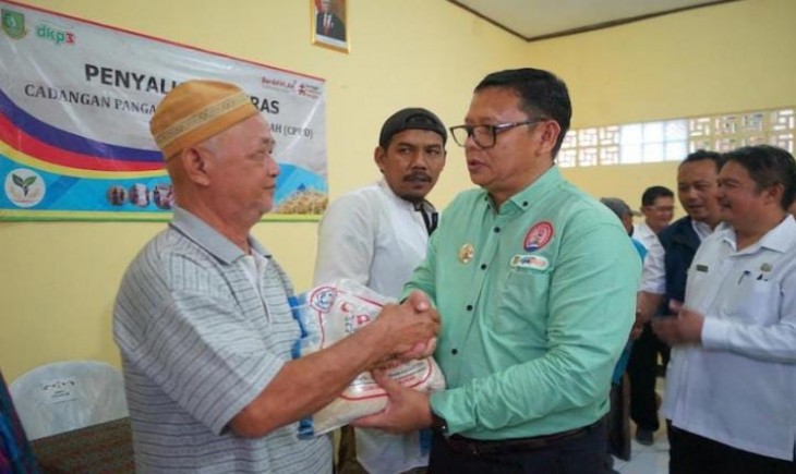 Simbolis bantuan beras Kepada 40 kepala keluarga (KK) yang terdampak gagal panen. (Pemkot Sukabumi)
