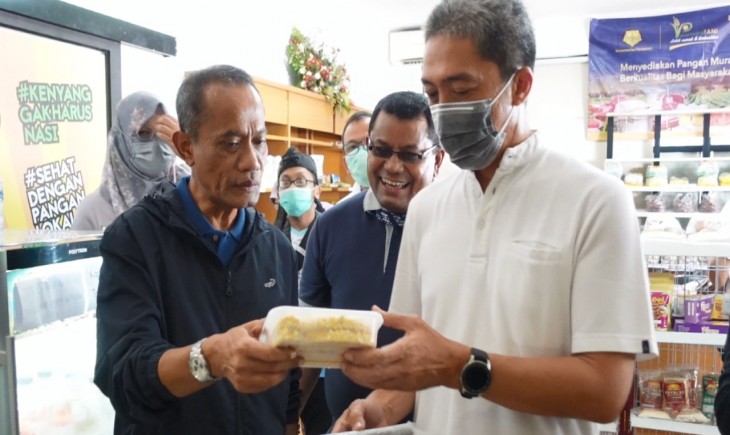 Foto : Kepala BKP Kementan Agung Hendriadi dan Wakil Walikota Bogor Dedie A Rachim saat Menghadiri PMT dan Gerai Pangan Lokal di Bogor.