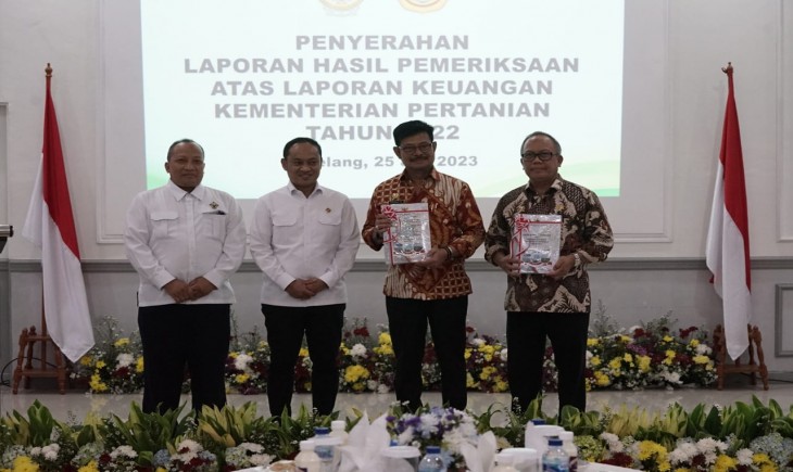 BPK menyerahkan laporan hasil pemeriksaan keuangan Kementerian Pertanian tahun 2022. (Dok. Kementan)