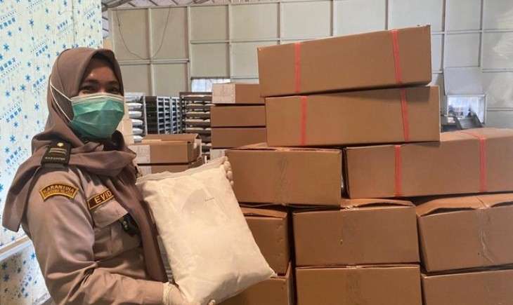Petugas BKHIT Sumsel saat mengecek kualitas santan beku yang akan diekspor ke China. (Foto : Dok. Balai Karantina Sumsel)