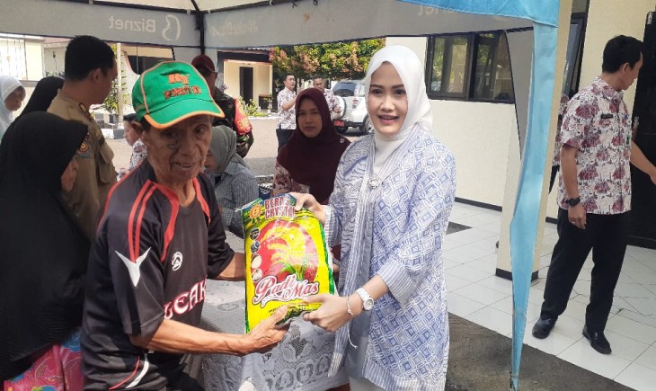 Masyarakat menghadiri kegiatan Gerah Aja untuk bantu Penuhi kebutuhan beras masyarakat (Pemcam Sukaraja)
