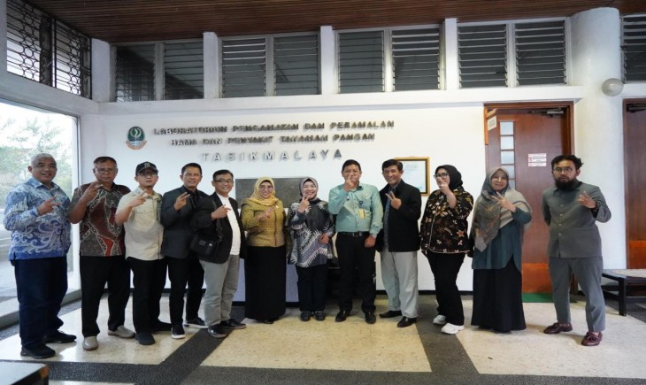 Foto: Wakil Ketua Komisi II DPRD Provinsi Jawa Barat Lina Ruslinawati saat kunjungan kerja ke Satuan Wilayah V Unit Pelaksana Teknis Daerah (UPTD) Balai Perlindungan Tanaman Pangan dan Holtikultura di Kota Tasikmalaya. Rabu, (8/1/2025).