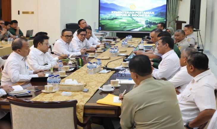 Menteri Koordinator Bidang Pemberdayaan Masyarakat Muhaimin Iskandar atau Gus Imin dengan Menteri Pertanian Andi Amran Sulaiman di Kalibata 10, Jakarta, Senin (19/10).