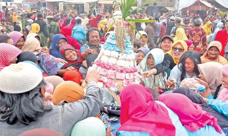 Warga Desa Mojosari, Kecamatan Bansari, Kabupaten Temanggung menggelar Grebeg Apem (radarsemadang.id)