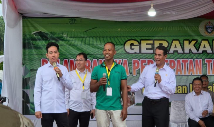 Wapres Gibran di hadapan petani saat kunjungannya ke Kabupaten Langkat pada Selasa (24/12/2024). (Foto: Dok. Kementan)