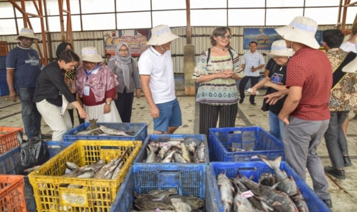 Tempat Pelelangan Ikan (TPI) Karangsong Kabupaten Indramayu kedatangan sejumlah bule (Diskominfo Pemkab Indramayu)