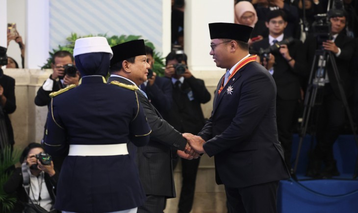 Wamentan Sudaryono menerima tanda kehormatan Bintang Mahaputra Pratama dari Presiden Prabowo Subianto. (Foto: dok. Kementan)