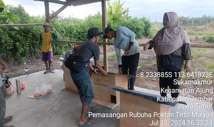 Kelompok tani di Jember membuat rumah burung hantu. (jemberkab.id)