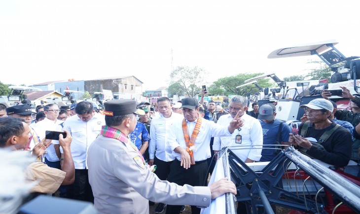Mentan Amran melakukan tanam sekaligus panen padi di Desa Sunggumanai Kecamatan Patallasang Kabupaten Gowa, Sulawesi Selatan, Jumat (11/10). (Foto: Dok. Kementan)