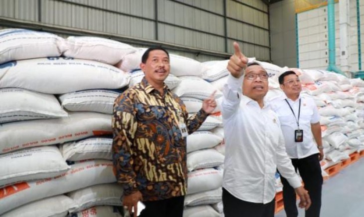 Penjabat Gubernur Jawa Tengah Nana Sudjana bersama Menteri Sekretaris Negara RI Pratikno di Sentra Pengolahan Beras Bulog Sukoharjo (Humas Jateng)