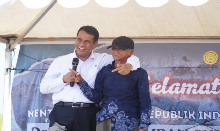 Mentan Andi Amran Sulaiman, mencanangkan Kabupaten Majene, Sulawesi Barat, sebagai calon sentra baru produksi bawang merah nasional. (Foto: dok. Kementan)