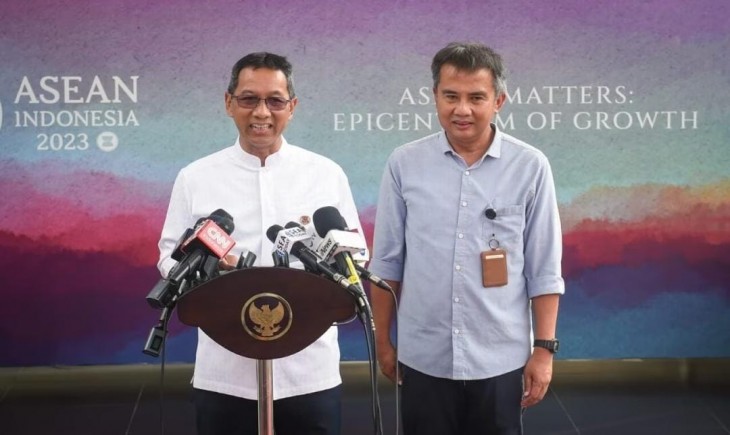 Kepala Sekretariat Presiden Heru Budi Hartono didampingi Deputi Bidang Protokol, Pers, dan Media Sekretariat Presiden Bey Machmudin menyampaikan keterangan di Kompleks Istana Kepresidenan, Jakarta, pada Jumat, 23 Juni 2023. (Foto: BPMI Setpres)