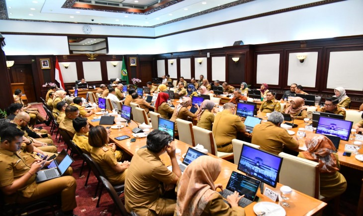 Penjabat Gubernur Jawa Barat Bey Machmudin pada Rapat Pimpinan (Rapim) di Gedung Sate, Kota Bandung, Senin (13/1/2025).(Foto: Biro Adpim Jabar)