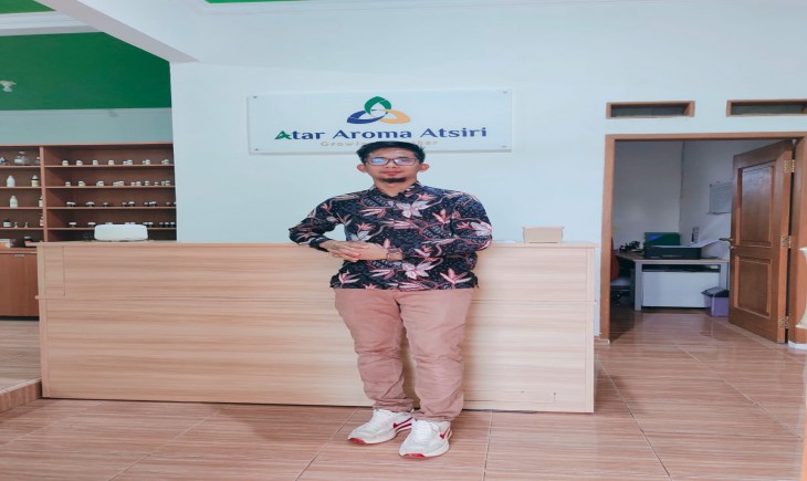Fuja Maulana owner CV. Atar Aroma Atsiri di Purwakarta Jawa Barat. (Foto : Guna)