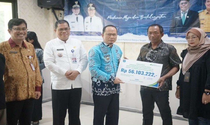 Pemkab Bangka Tengah salurkan bantuan sosial ketenagakerjaan untuk pelaku usaha perikanan. (Foto : bangkatengahkab.go.id)