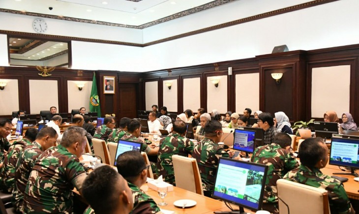 Sekda Jabar Herman Suryatman dalam rapat koordinasi bersama Satgas Citarum Harum di Gedung Sate, Kota Bandung, Kamis (10/10/2024).(Foto: Adpim Jabar)